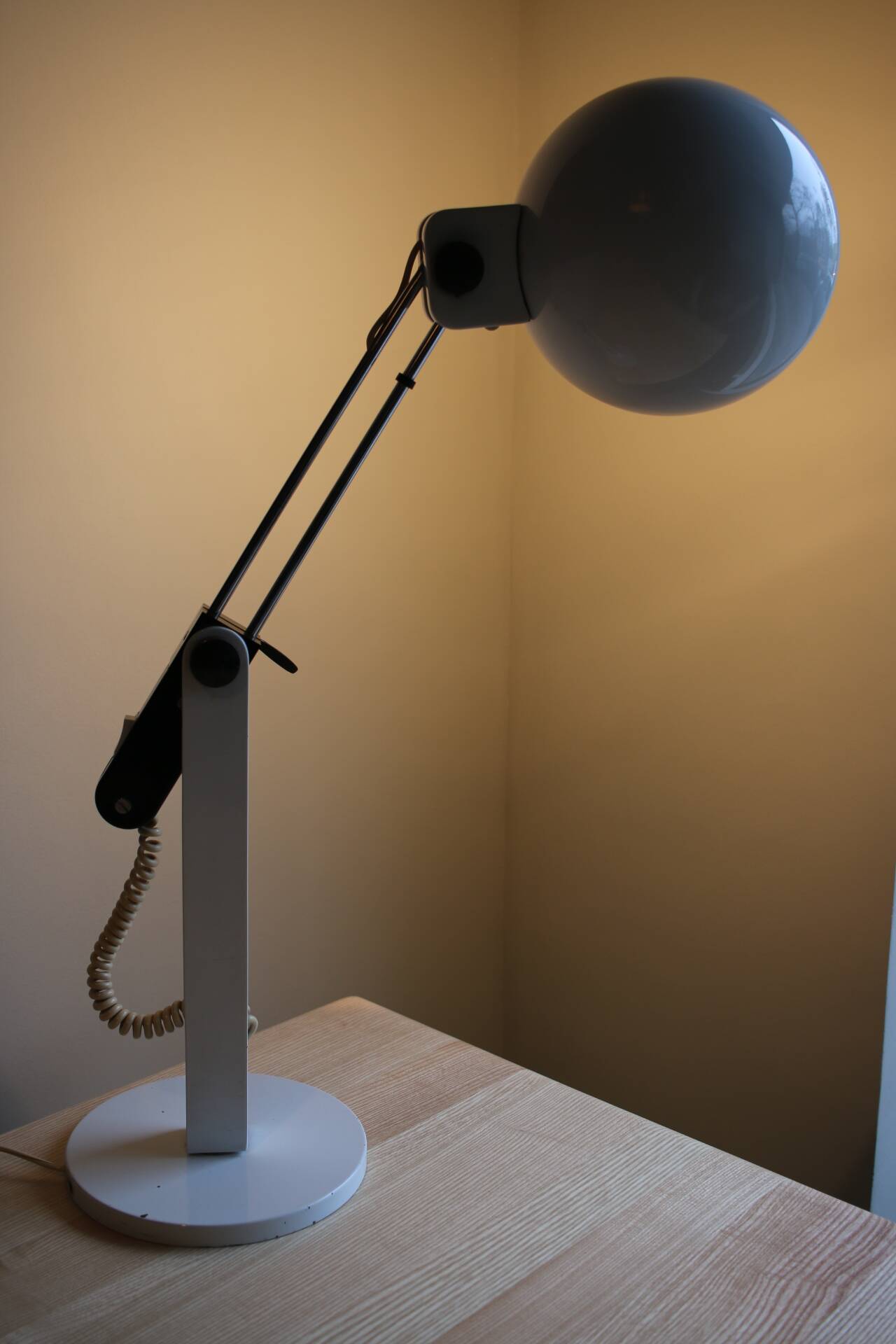 Lampe de bureau pivotante par Miguel Milá, années 1970