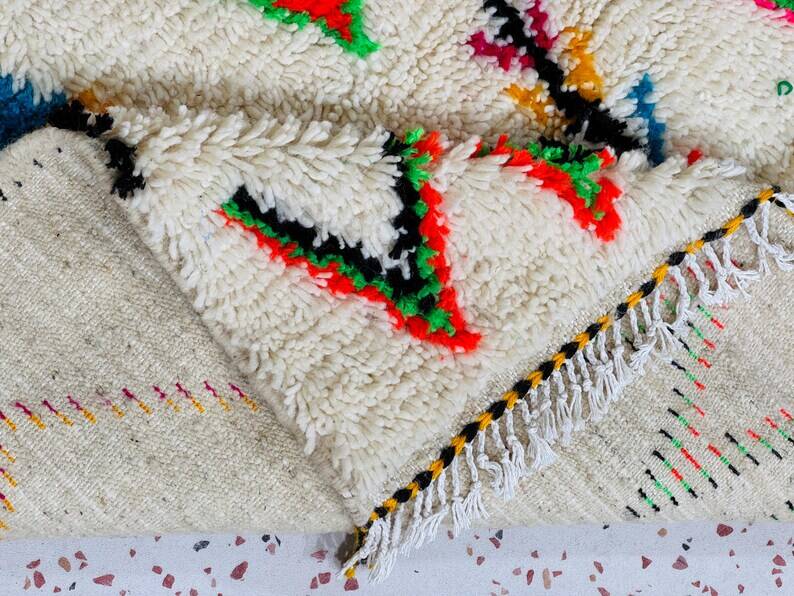 Decorated white wool rug 200cm x 300cm