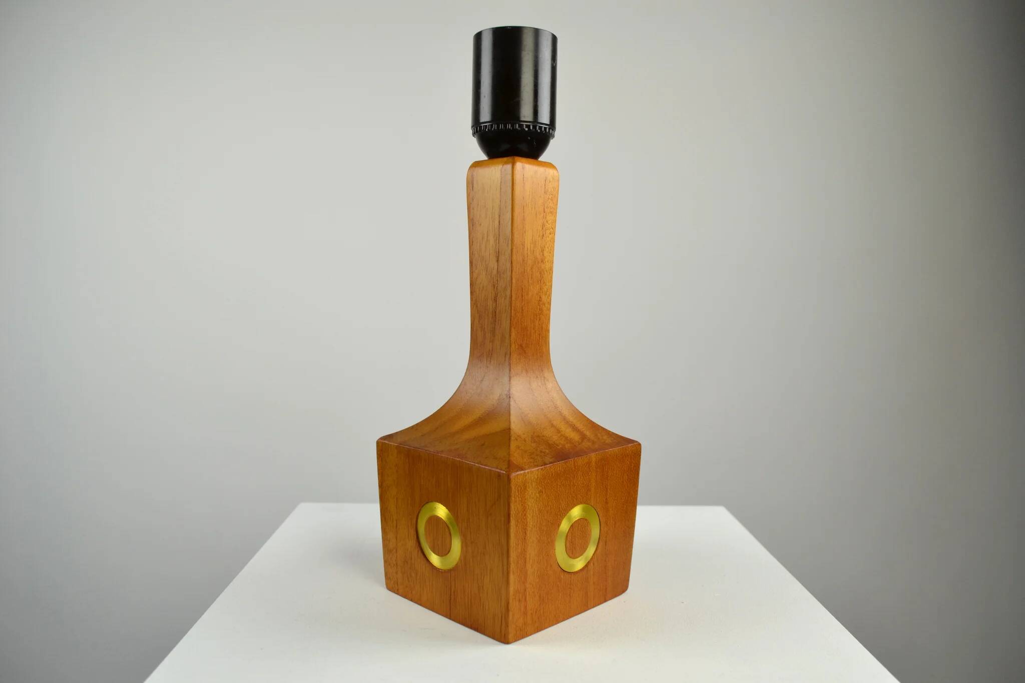 Lampe de table, teck et laiton, années 1960, Suède