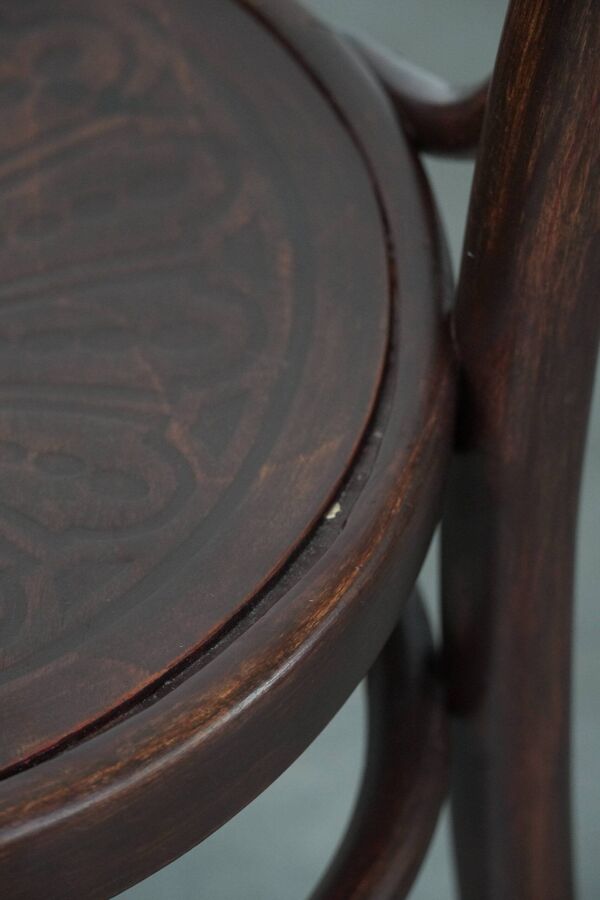 Ensemble de cinq chaises de bistrot en bois vintage au design Cosmos avec des détails époustouflants.