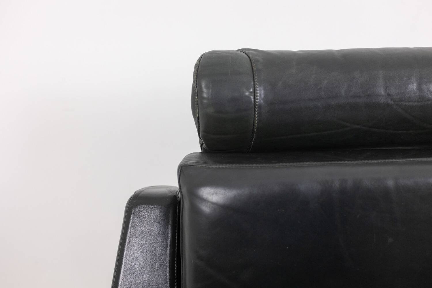 Airborne. Paire de fauteuils en cuir vert. Années 1950.