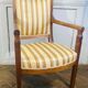 Fauteuil Directoire en hêtre or et tapisserie blanche France 19ème