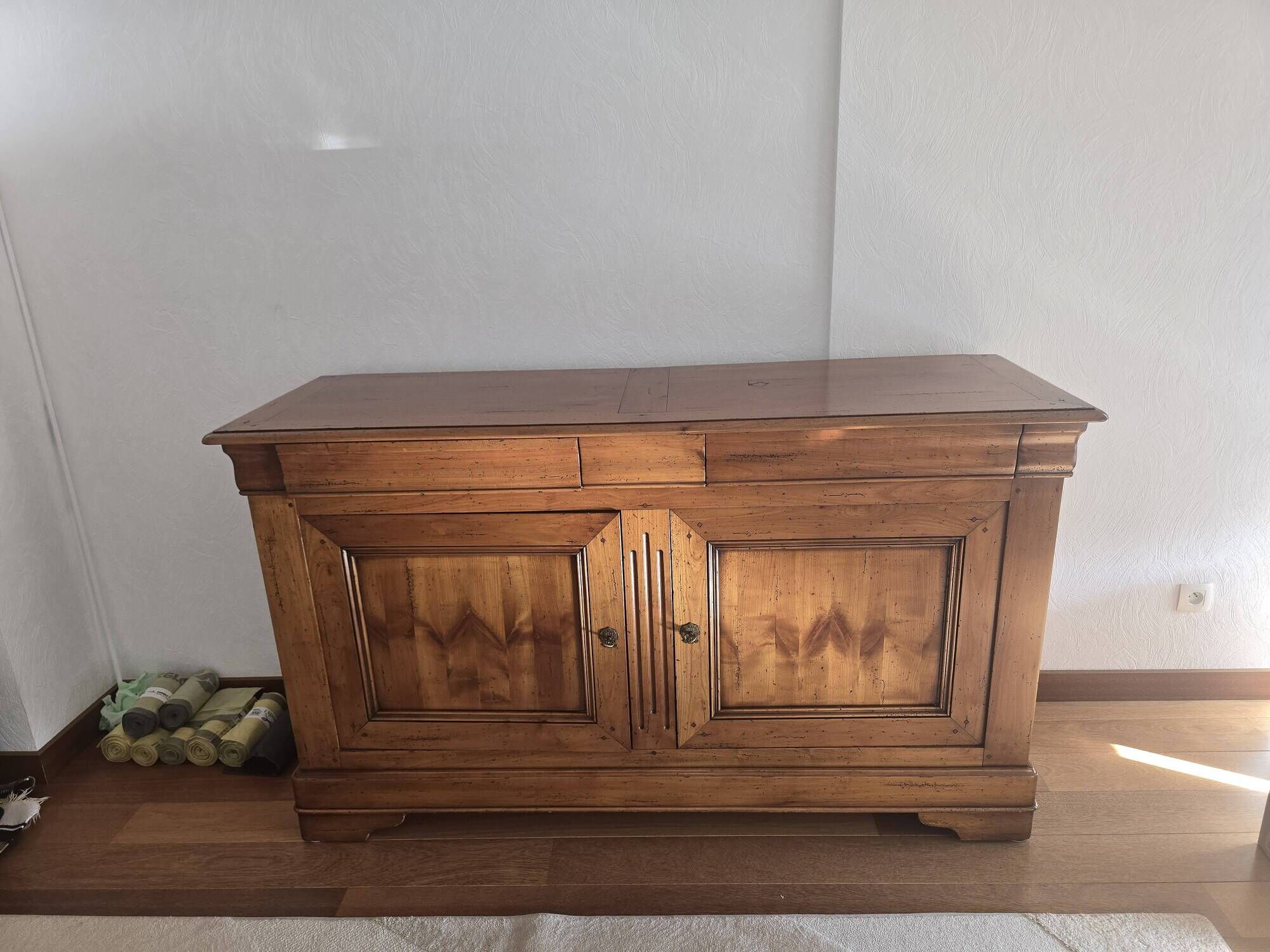 Low buffet in cherry wood.