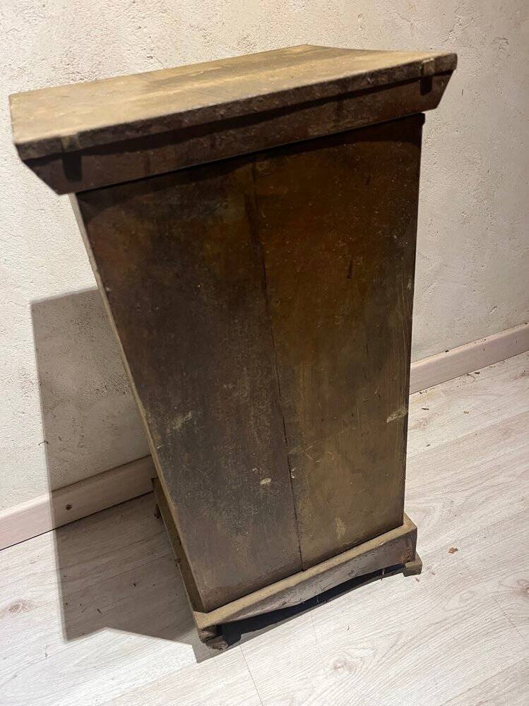 Meuble en métal riveté table de chevet