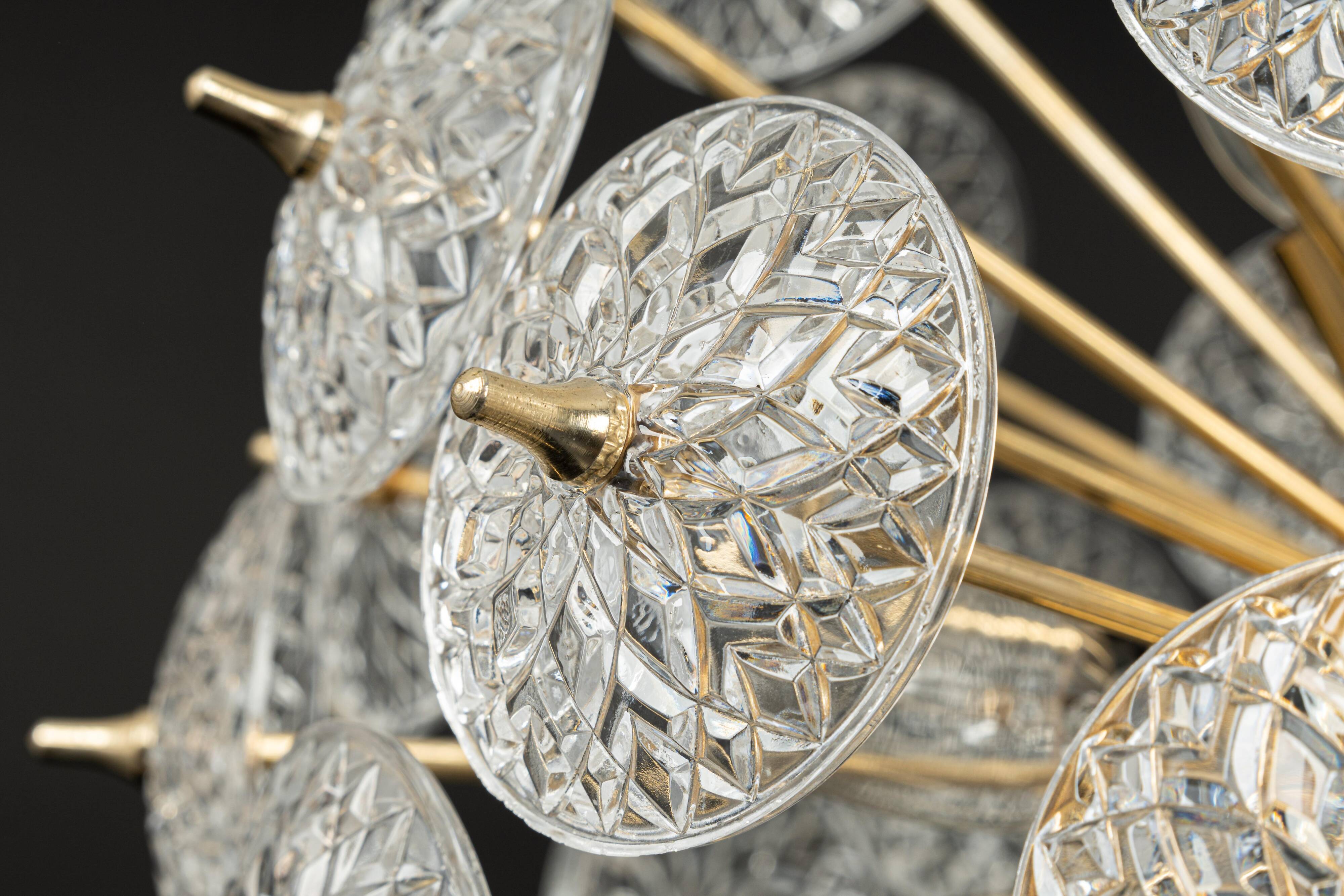 Grand superb Sputnik floral chandelier in glass and brass, Germany, 1960s.