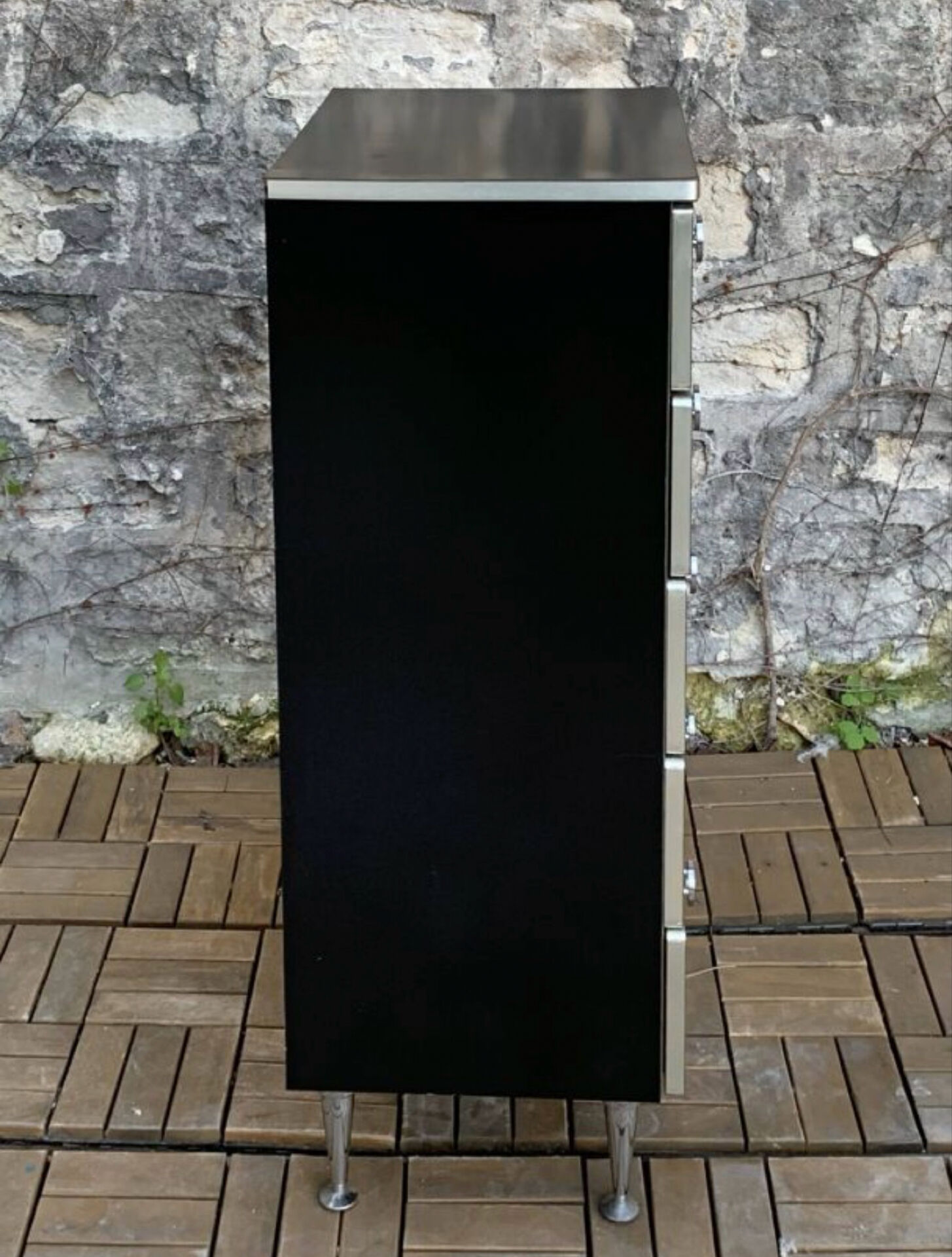 Chiffonnier vintage noir satiné et poignées chromées 1970