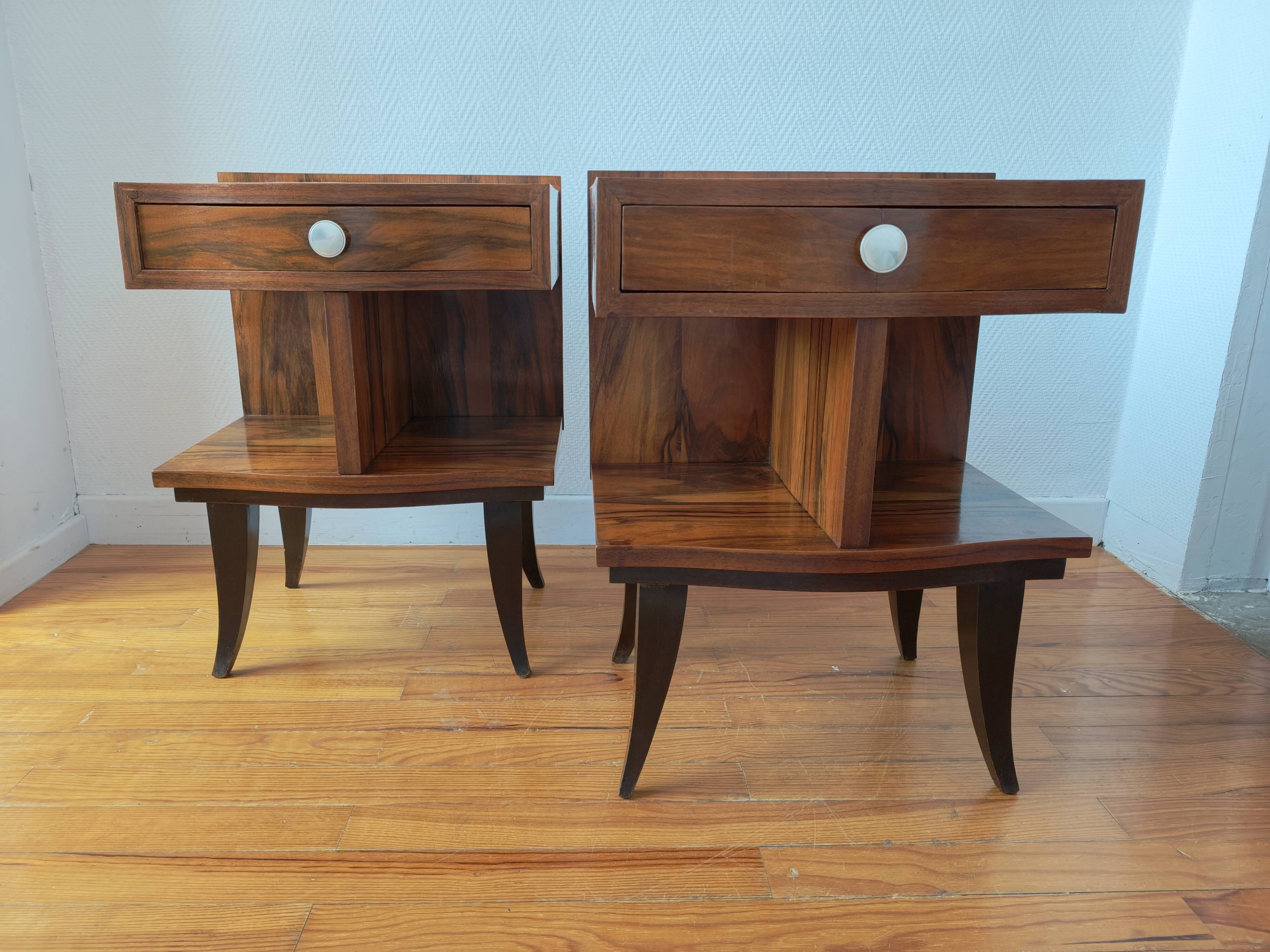 Pair of Art Deco bedside tables with flame veining, 1930s.