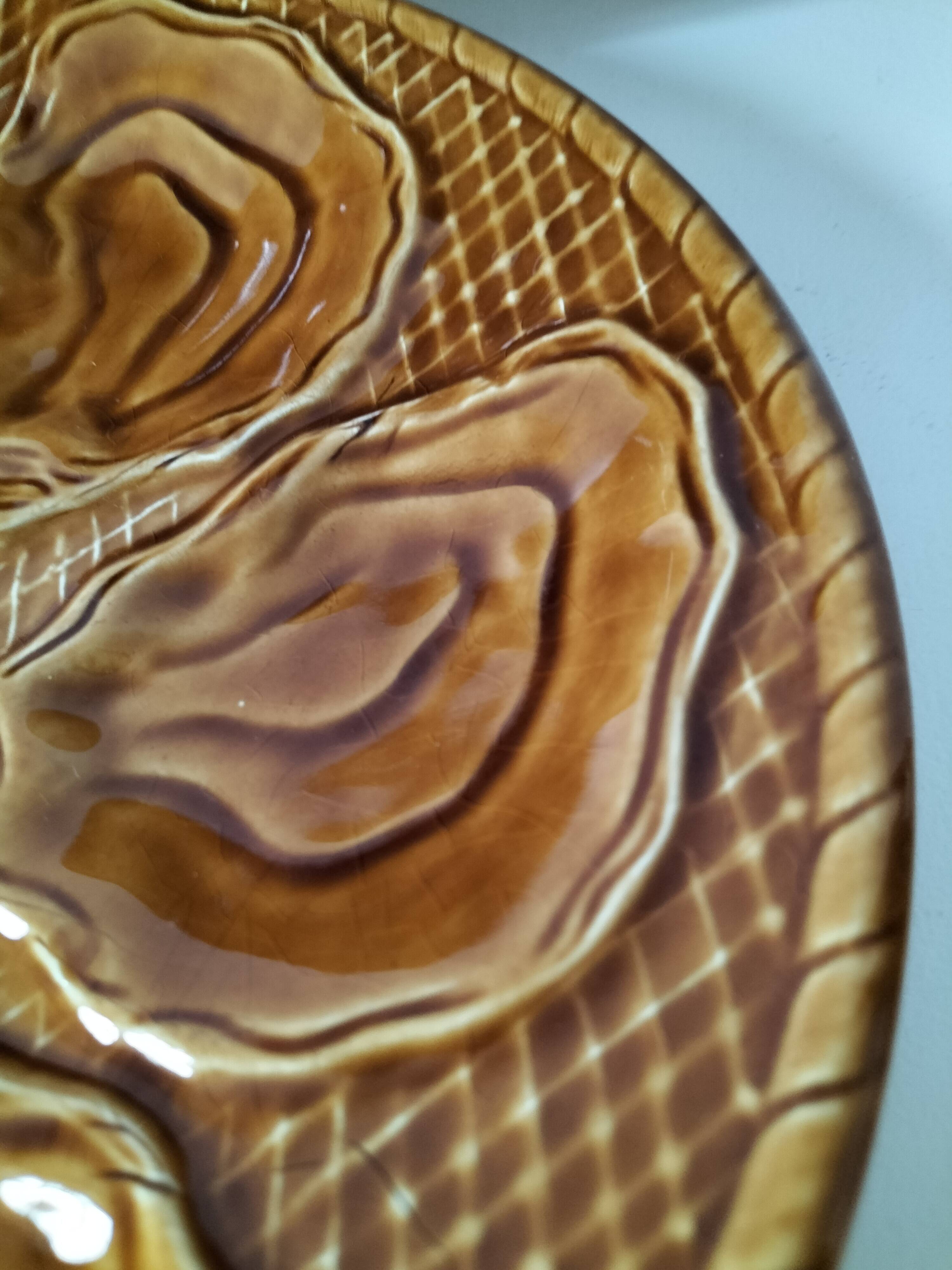 Duo of oyster plates in slip