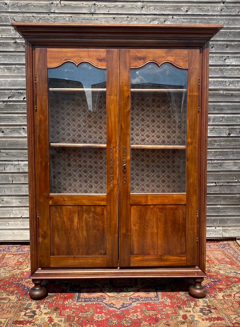 Vitrine en noyer d’époque restauration XIX eme siècle