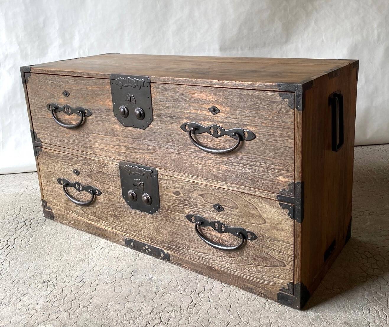 Japanese chest of drawers (tansu)