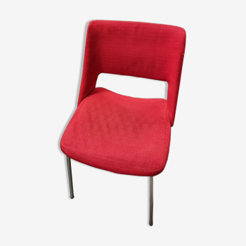 Chaise en tissu rouge