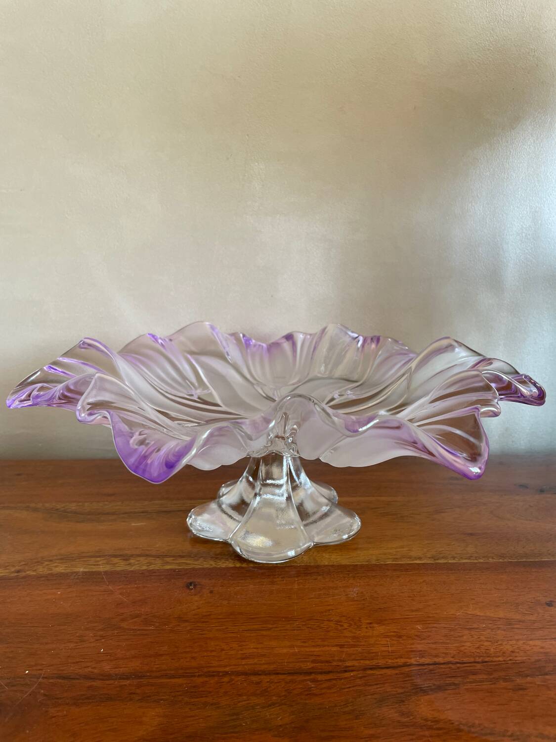 Fruit bowl on stand