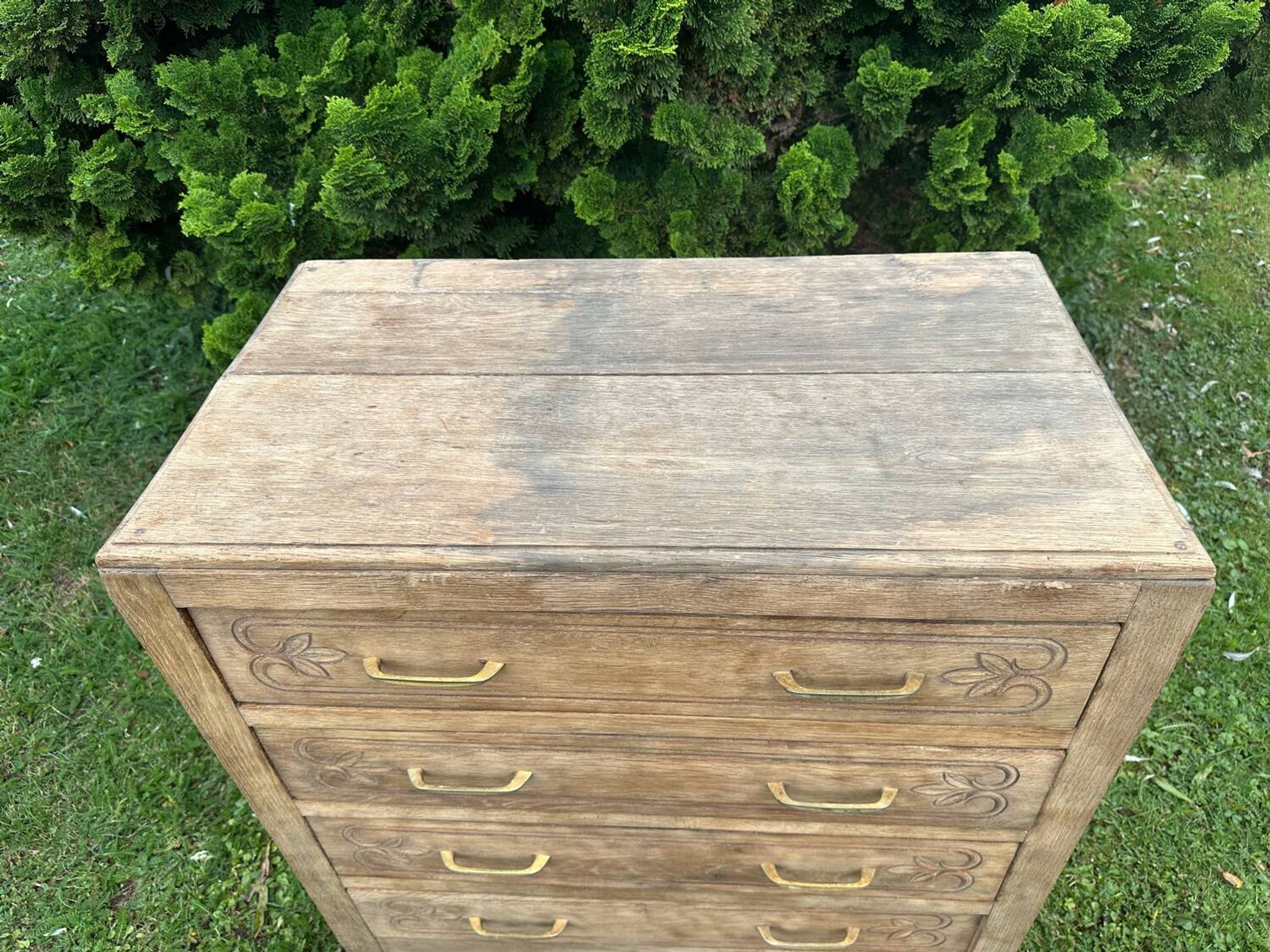 Commode vintage en bois massif sculpté – 4 tiroirs