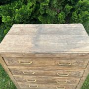 Commode vintage en bois massif sculpté – 4 tiroirs