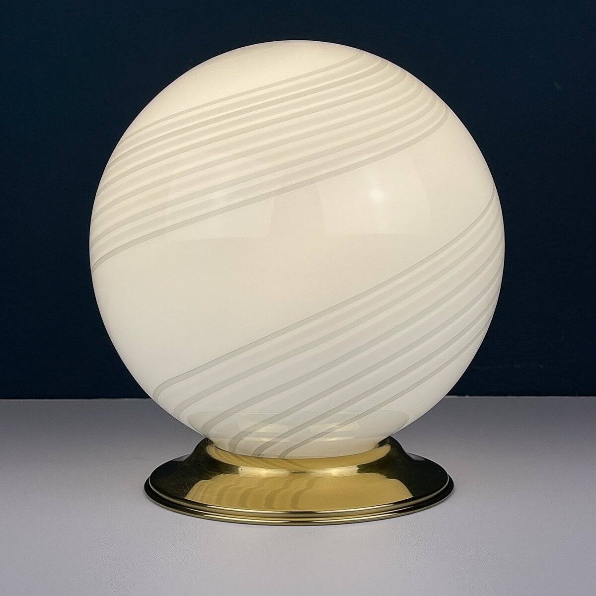 Vintage table lamp in white Murano glass, Italy, 1970s.