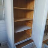 Armoire, penderie patinée gris perle finition cirée.