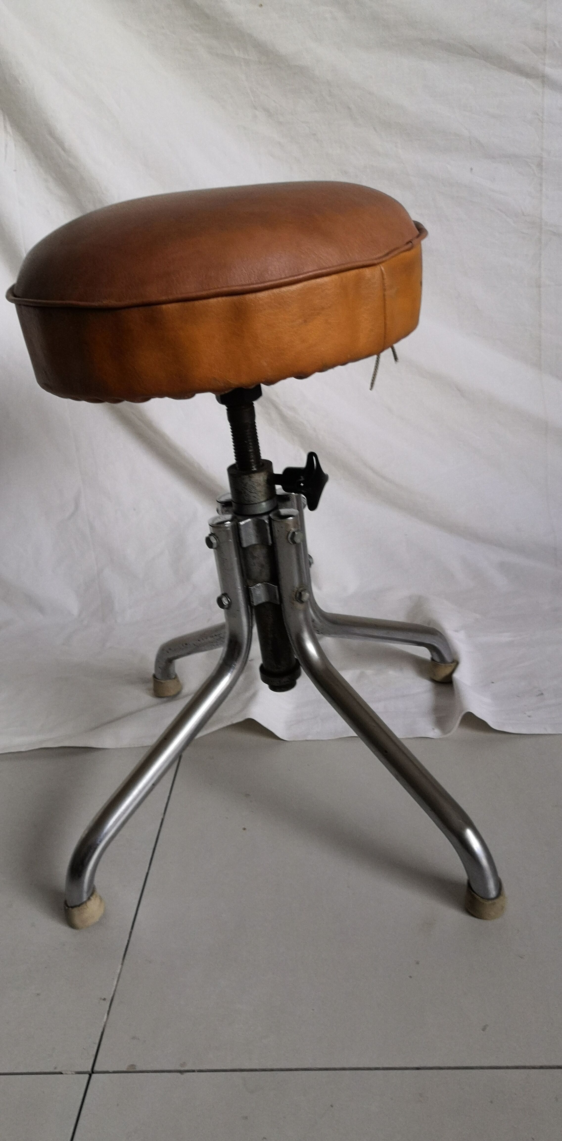 Vintage rotating stool seated in leather and chrome legs