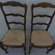 2 chaises de style  en bois massif à dossier haut et assises en pailles