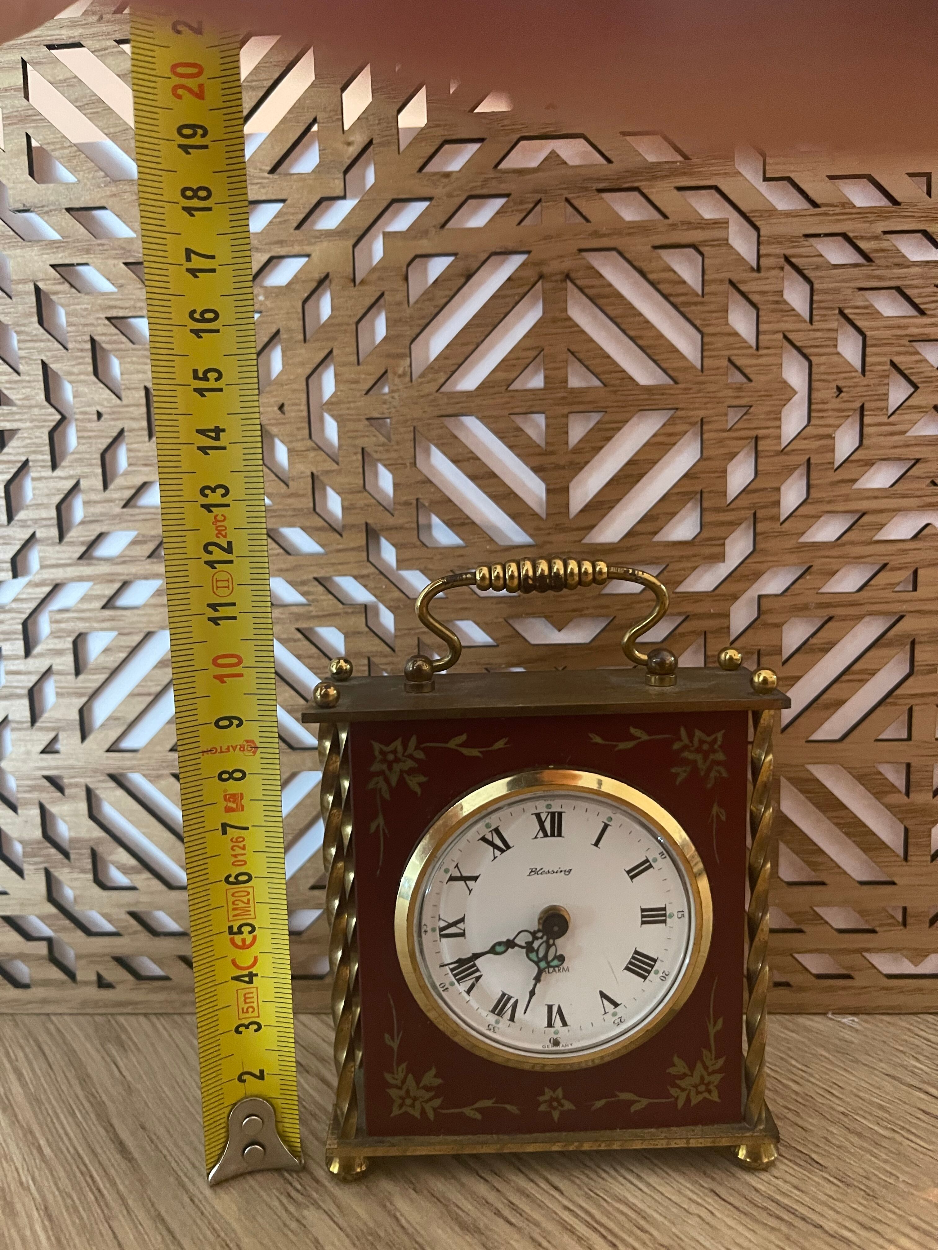 Old alarm clock to go back year 60 blessing west Germany in wood and metal