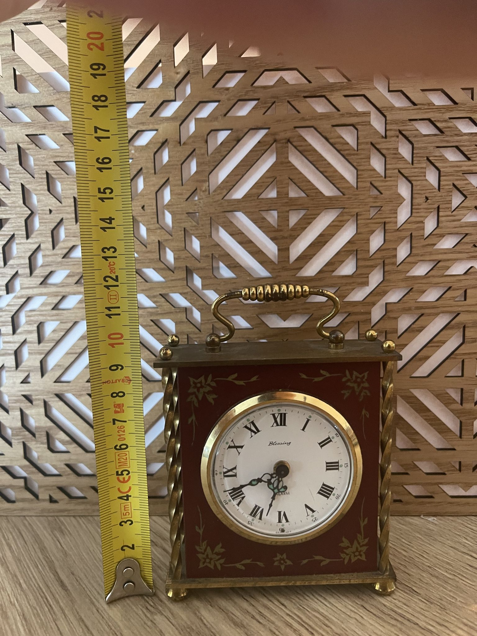 Old alarm clock to go back year 60 blessing west Germany in wood and metal