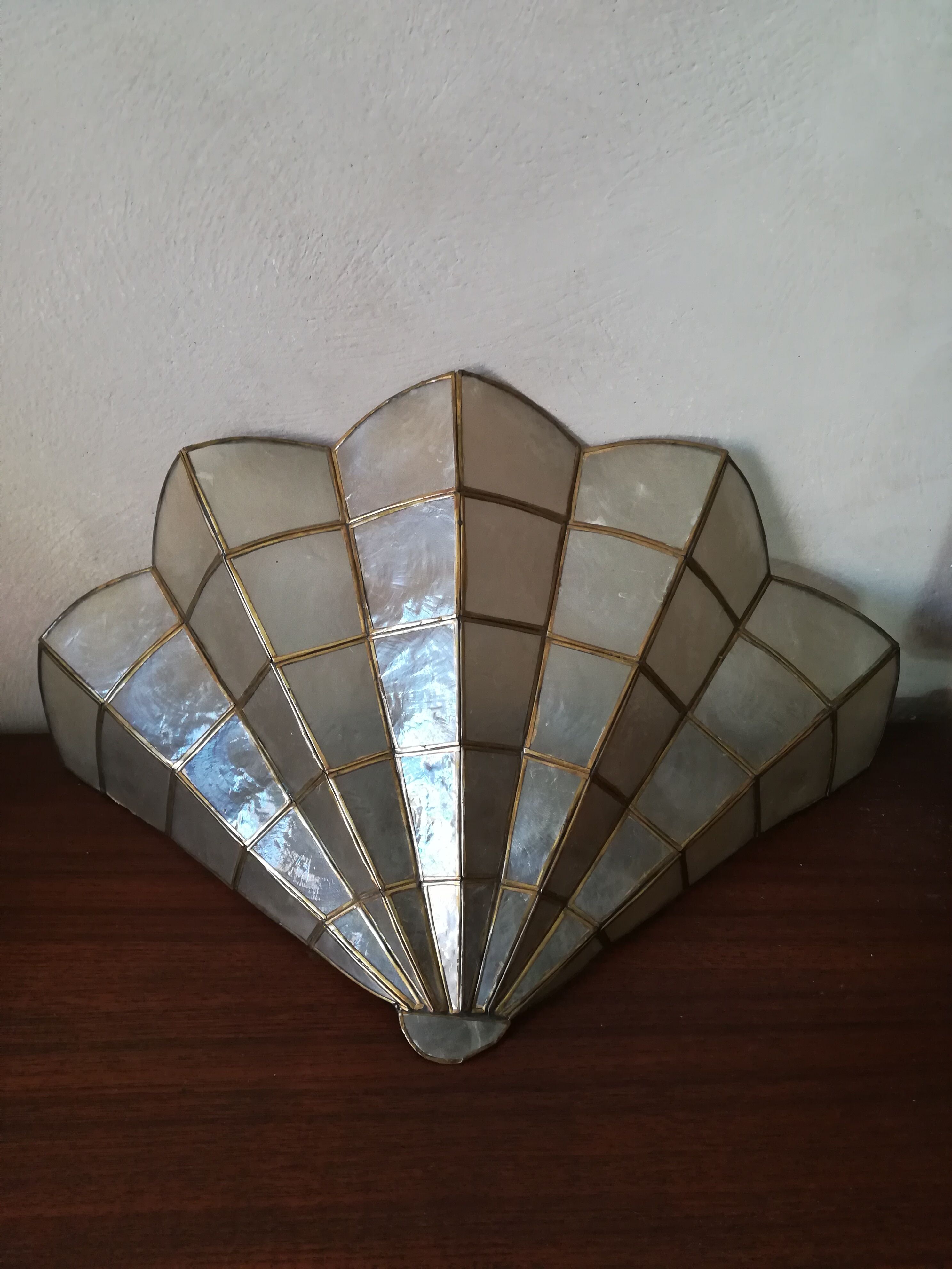 Sconce in mother-of-pearl and brass