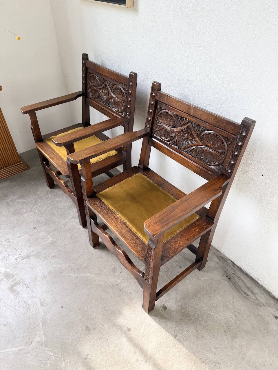 Paire de fauteuils style espagnol bois sculpté 1900