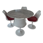 table ronde en marbre et ses 4 chaises tulip