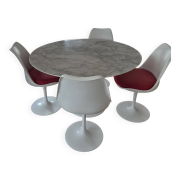 table ronde en marbre et ses 4 chaises tulip