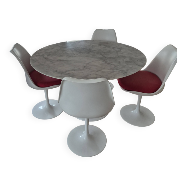 table ronde en marbre et ses 4 chaises tulip