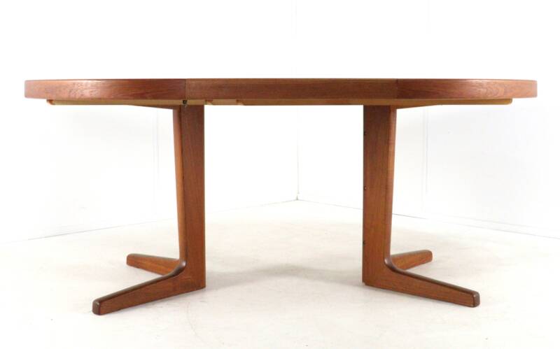 Danish round 1x extendable dining table 'Outrup' - teak