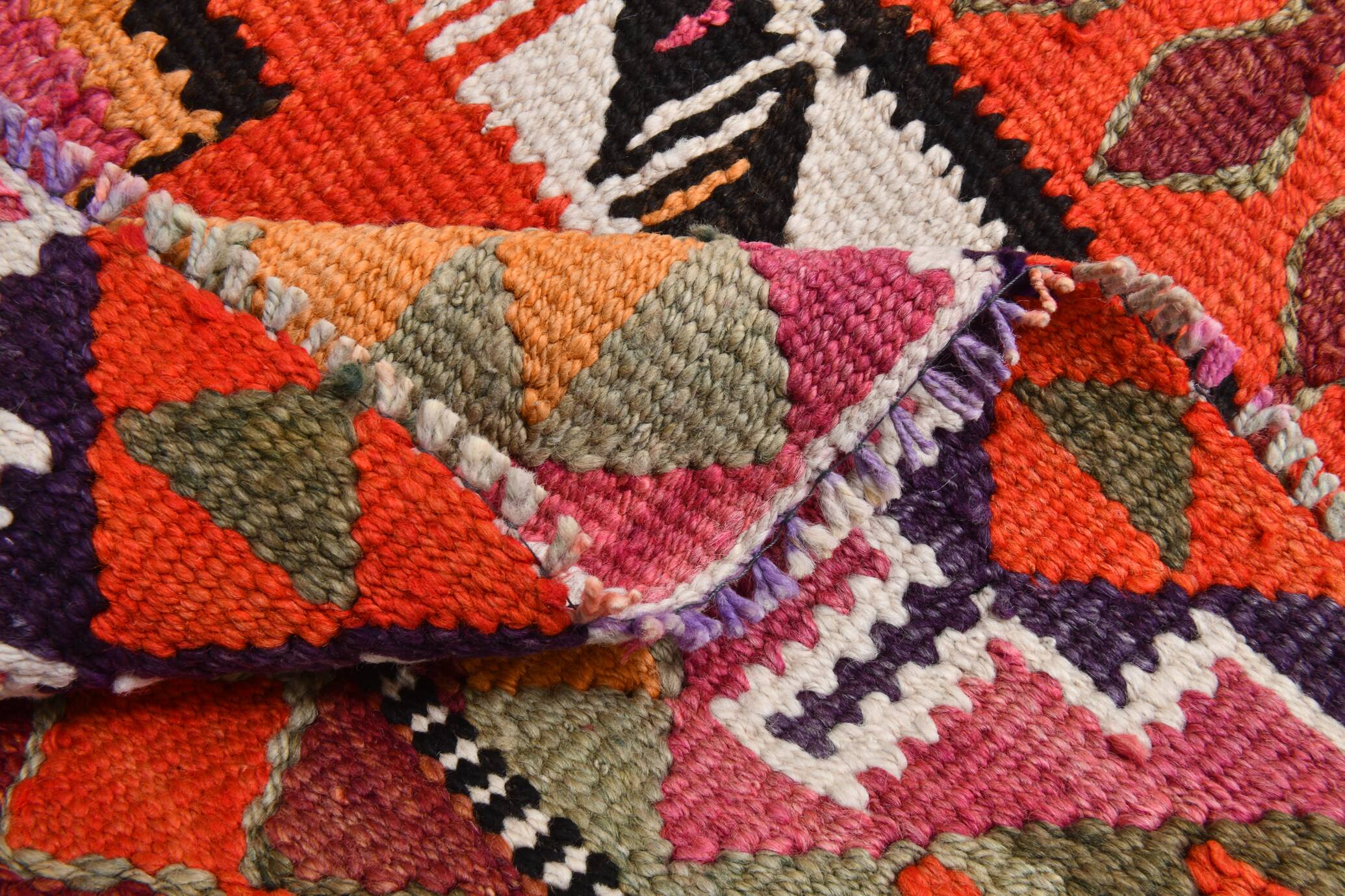 Tapis de couloir tribal kilim géométrique orange et rose