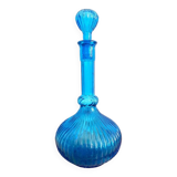 Grande carafe en verre bleu