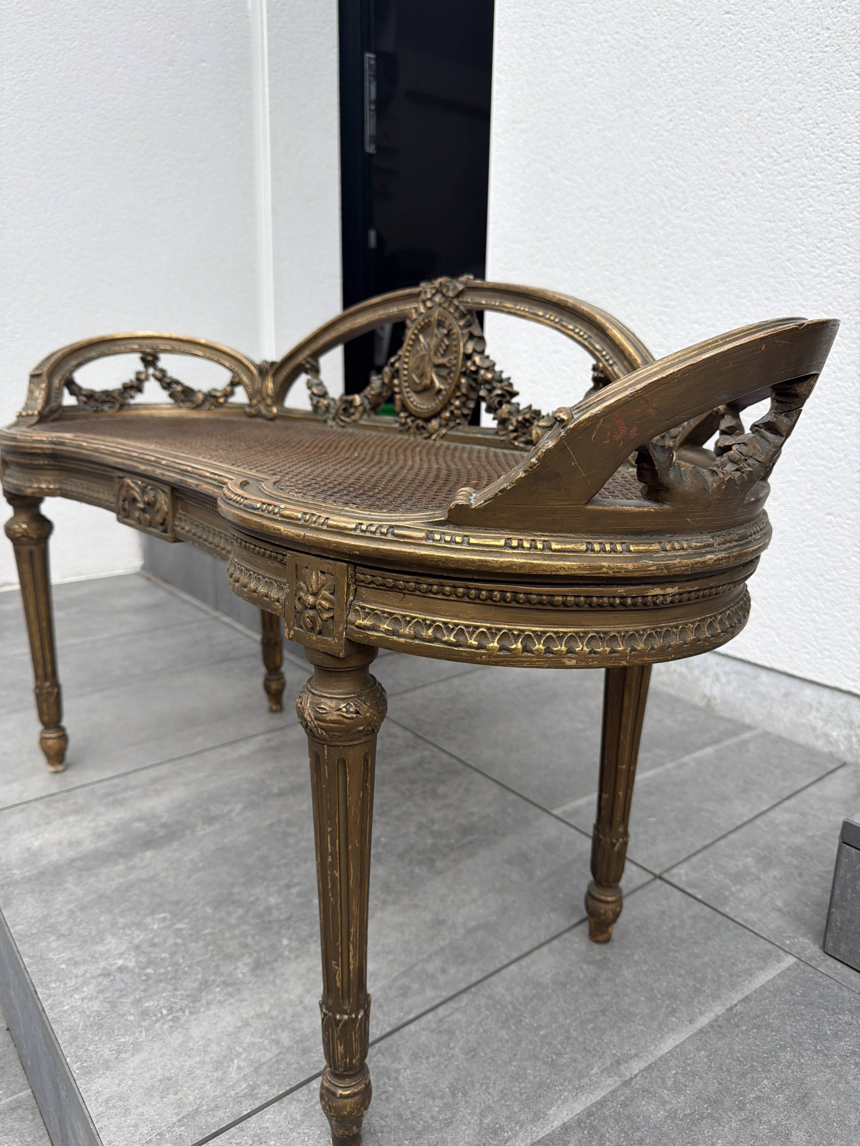 Superb salon bench (basket model) in Louis XVI style.