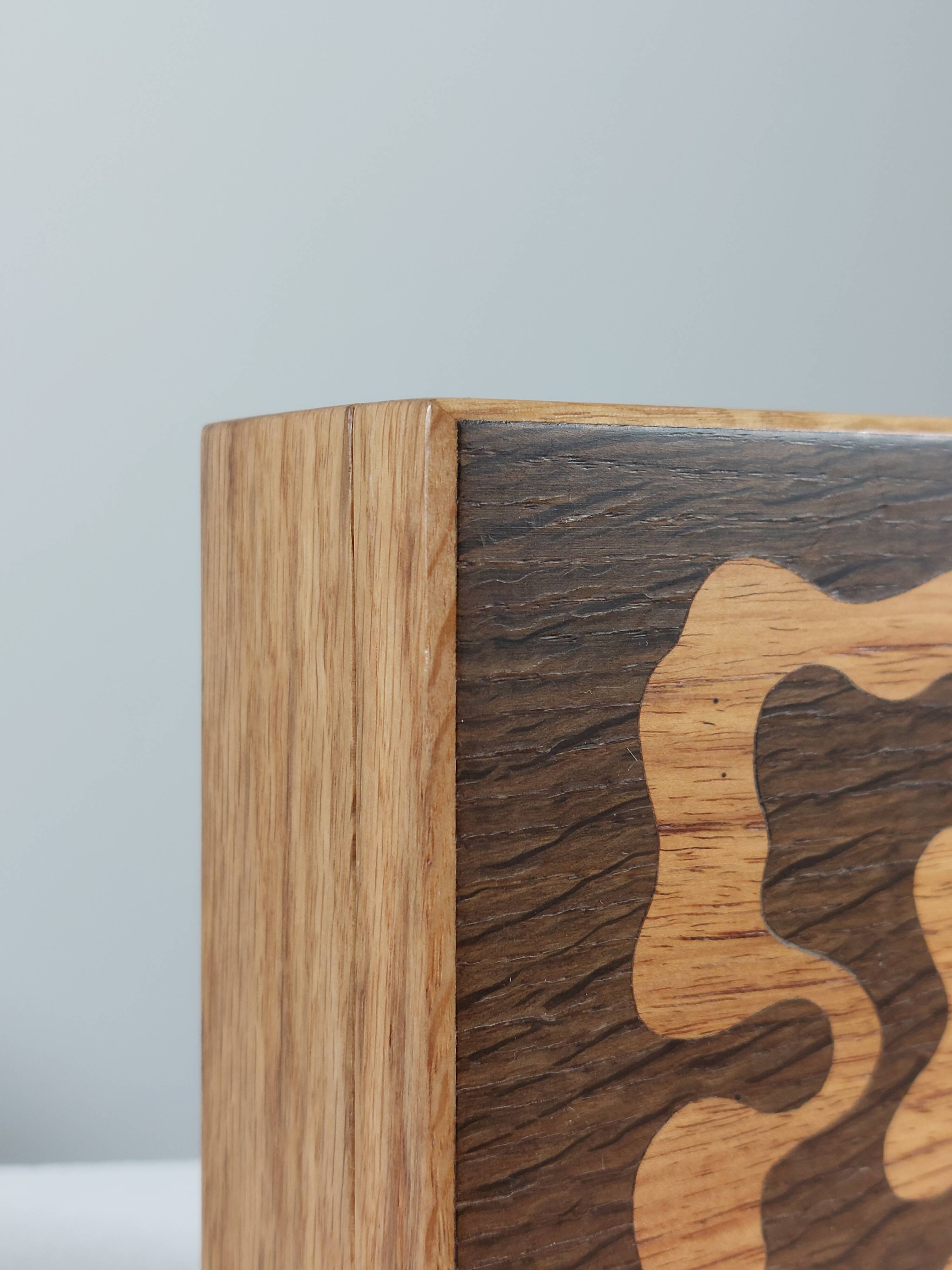 Boîte en bois vintage faite à la main avec des incrustations