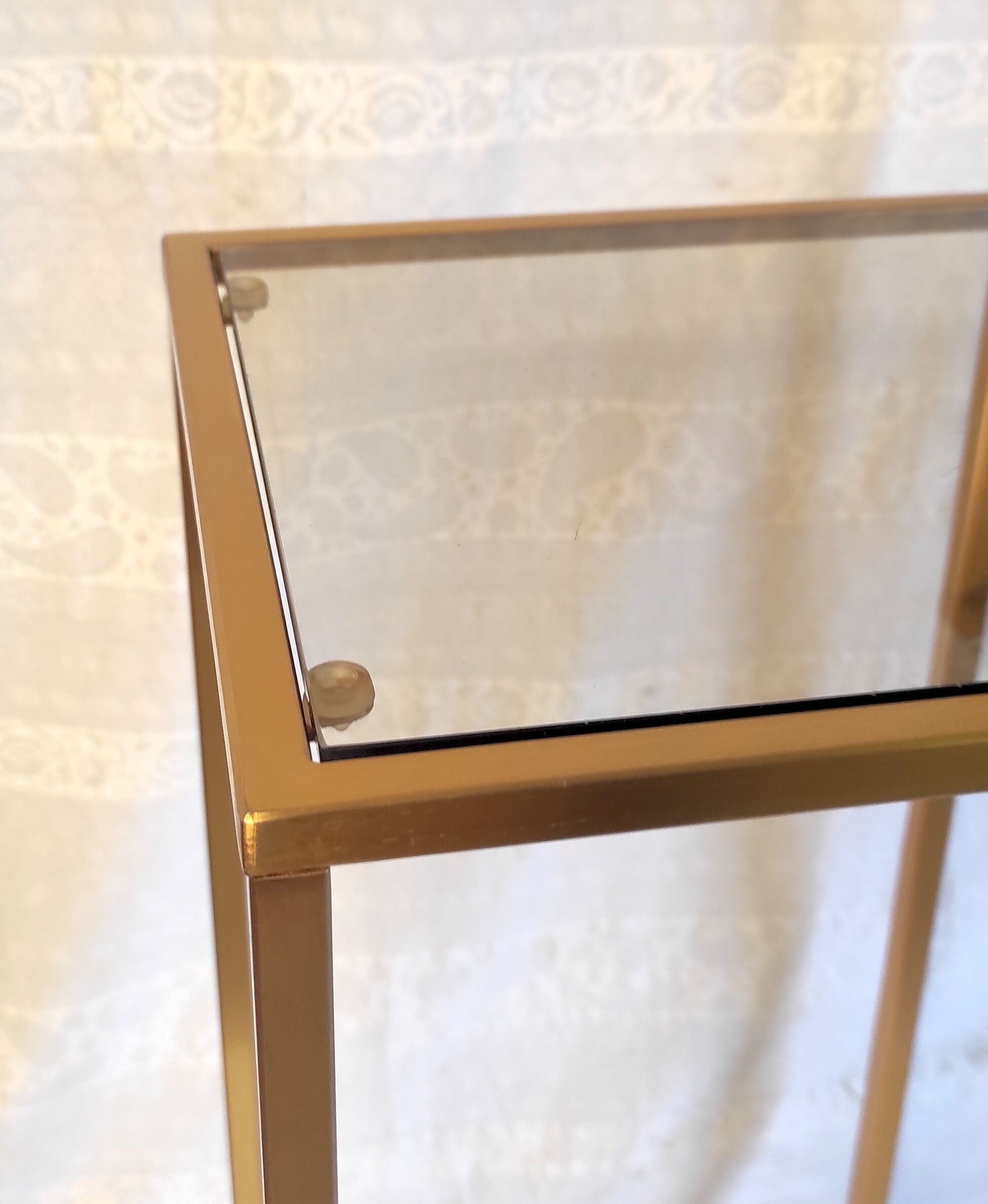 Pull-out harnesses in gilded brass and smoked glass.