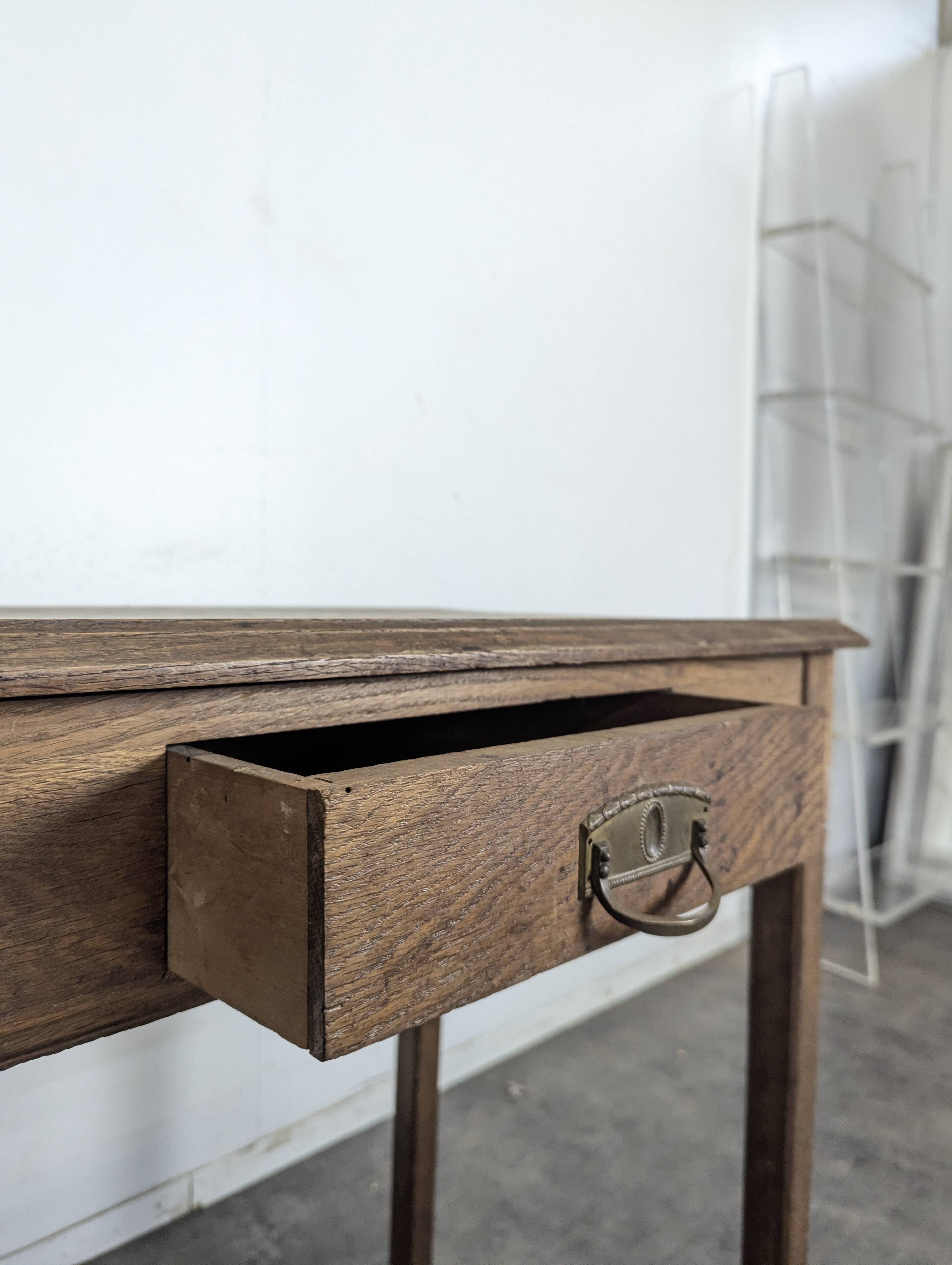 Small oak side table with one drawer, 19th-century tapered legs.