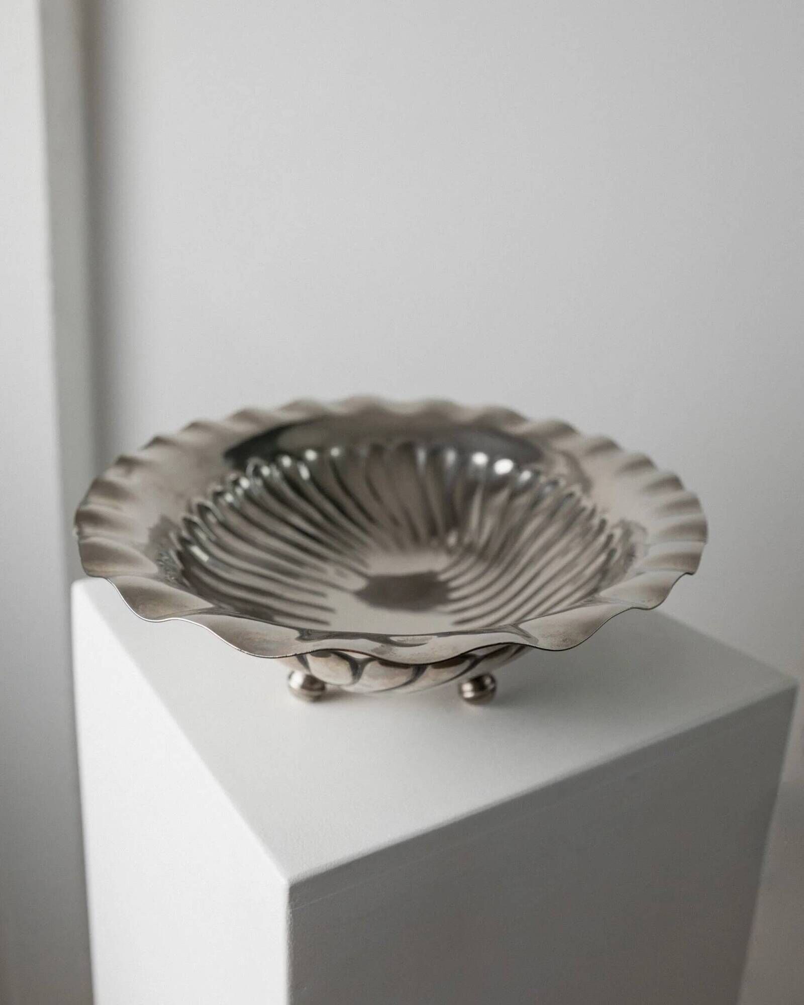 Silver-plated metal vintage bowl with curved rim and relief - Italian 1940s centrepiece