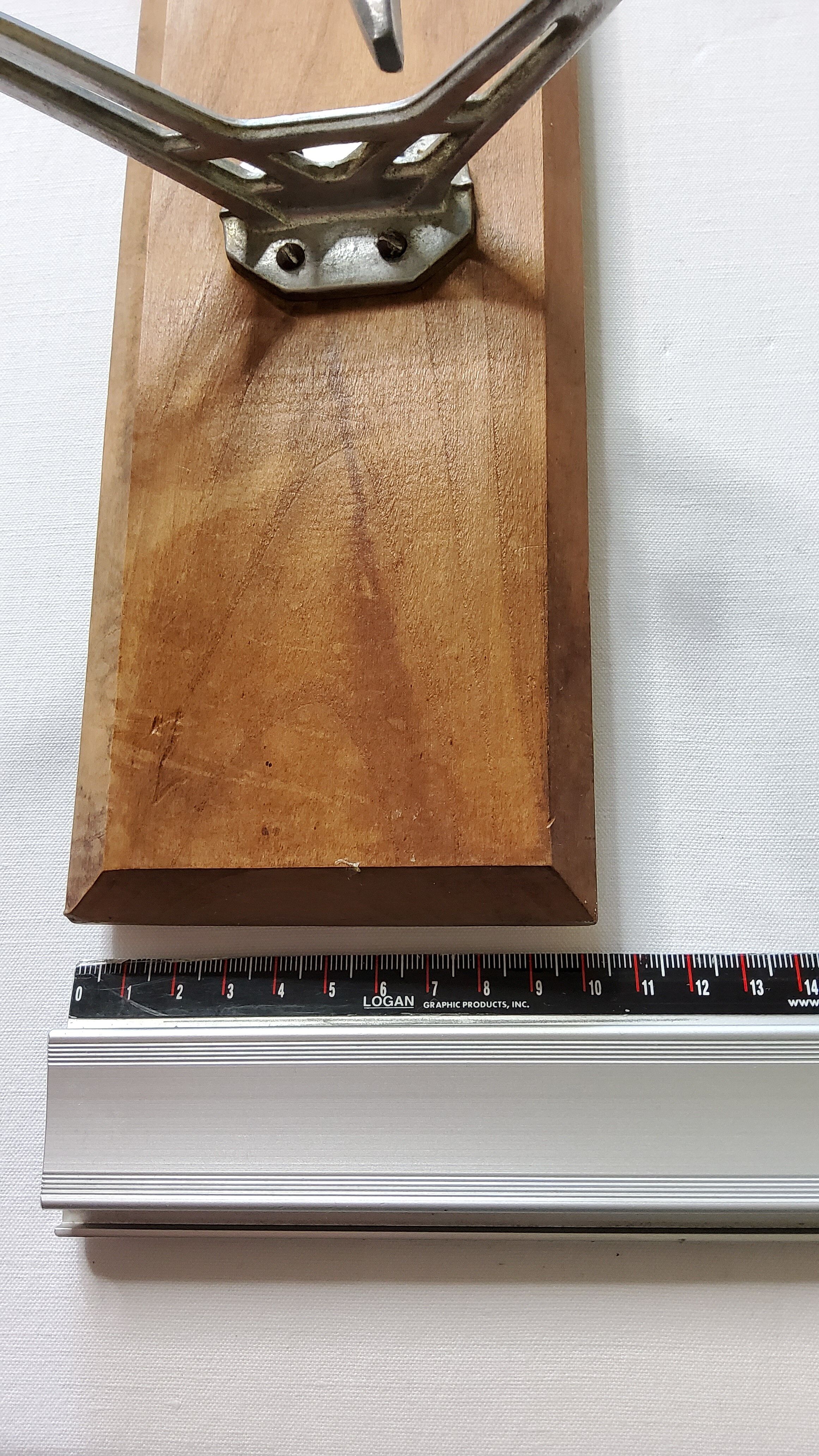Portemanteau mural art déco en fonte d'aluminium et bois, 4 patères, 96 cm