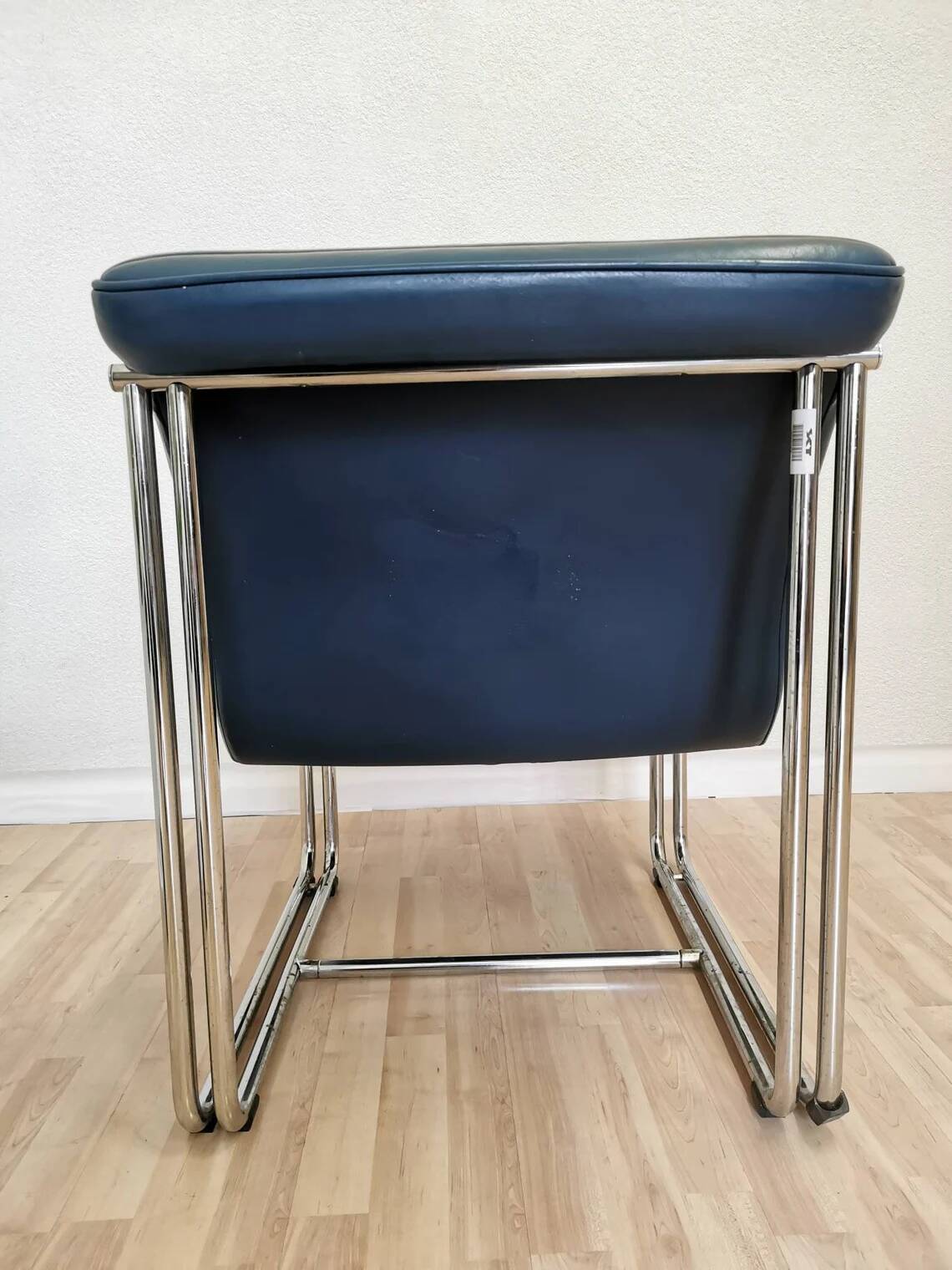 Fauteuil lounge vintage en cuir bleu marine : structure tubulaire chromée, style italien futuriste