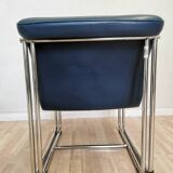 Fauteuil lounge vintage en cuir bleu marine : structure tubulaire chromée, style italien futuriste