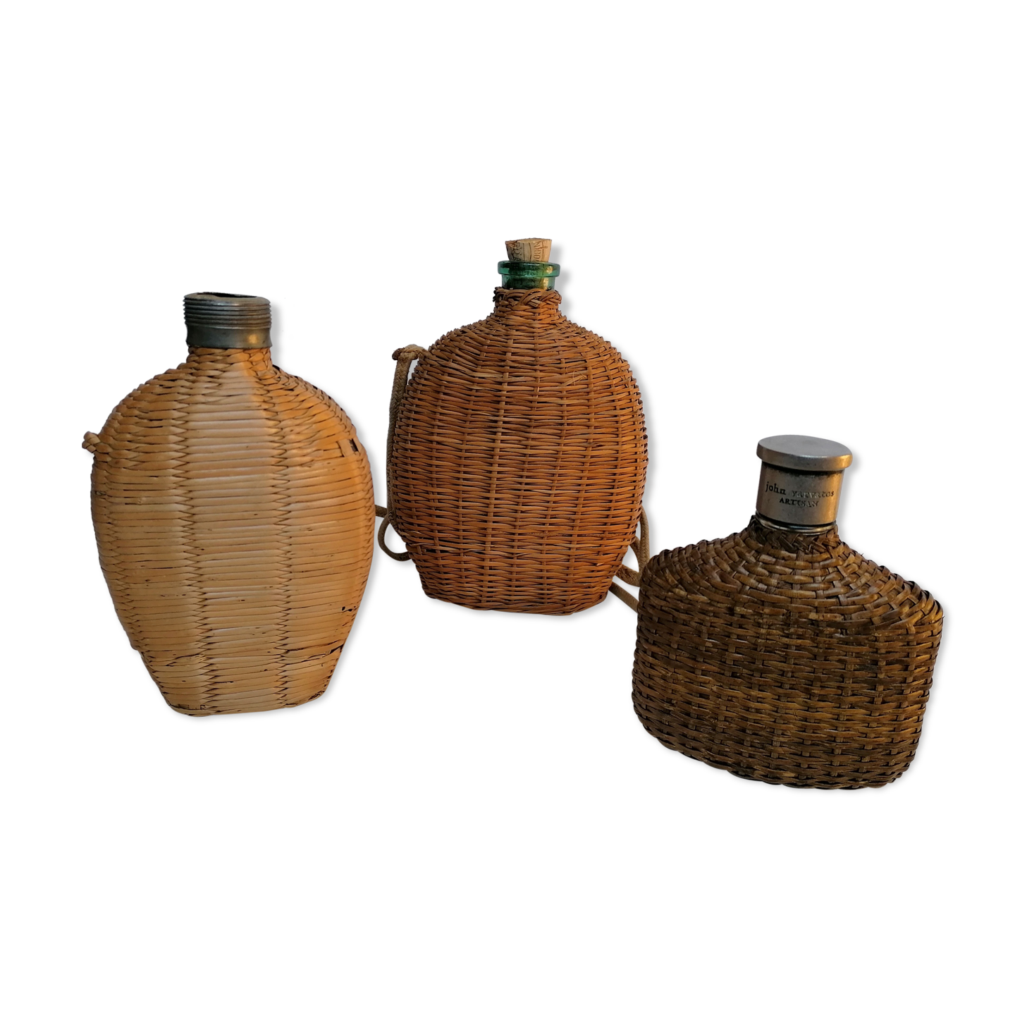 Trio de bouteilles en osier tressé