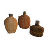 Trio de bouteilles en osier tressé