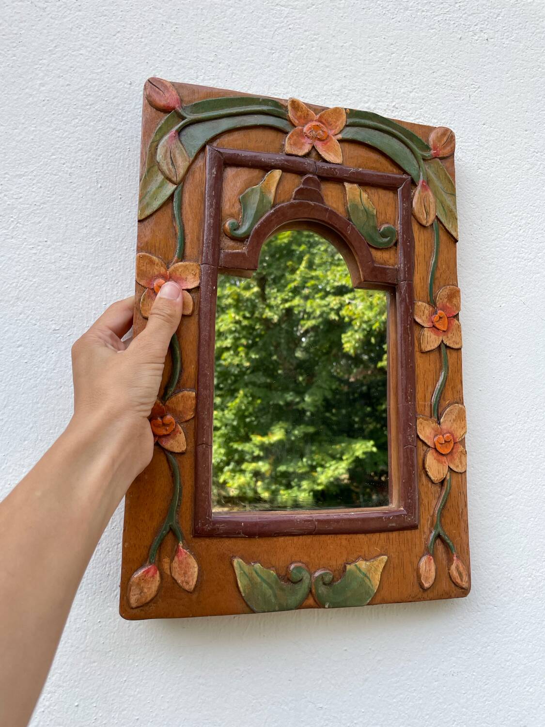 Miroir en bois, sculpté à décor de fleurs