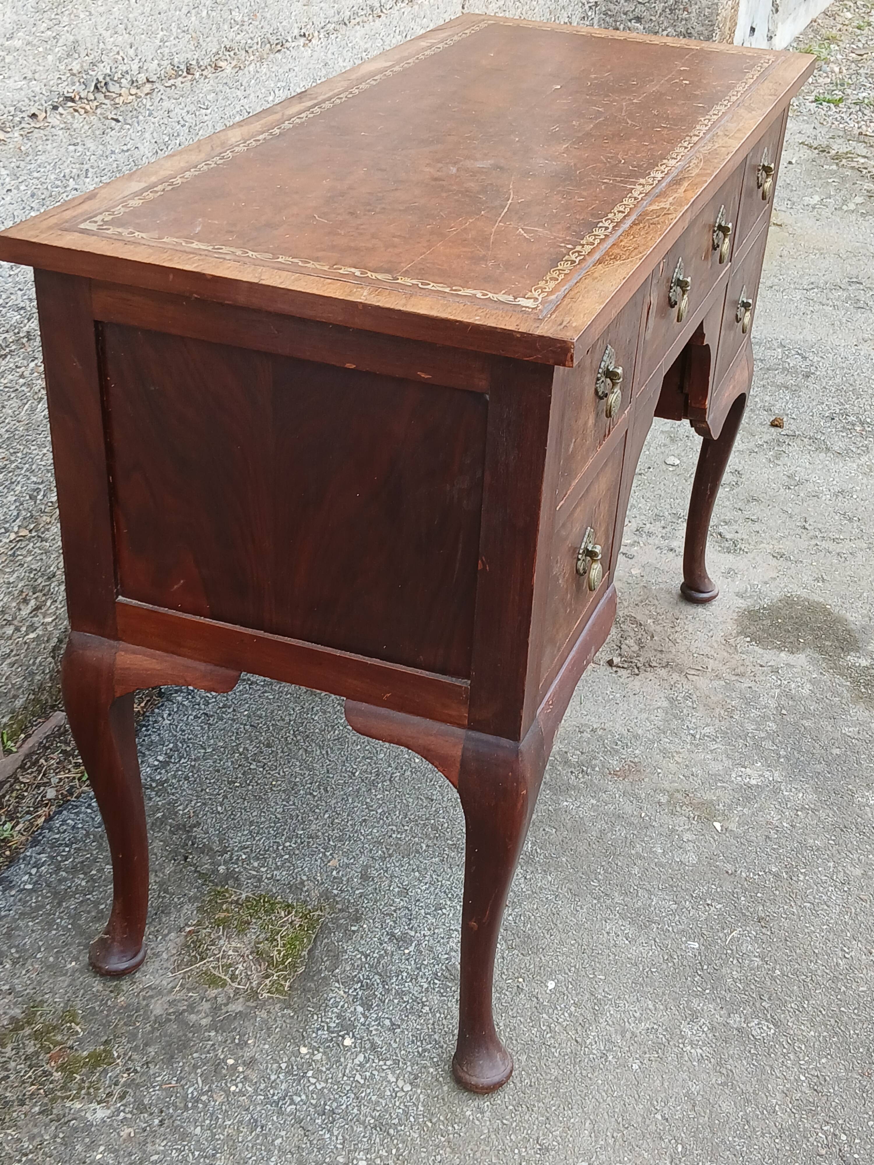 Chippendale-style desk in mahogany veneer.