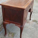 Chippendale-style desk in mahogany veneer.