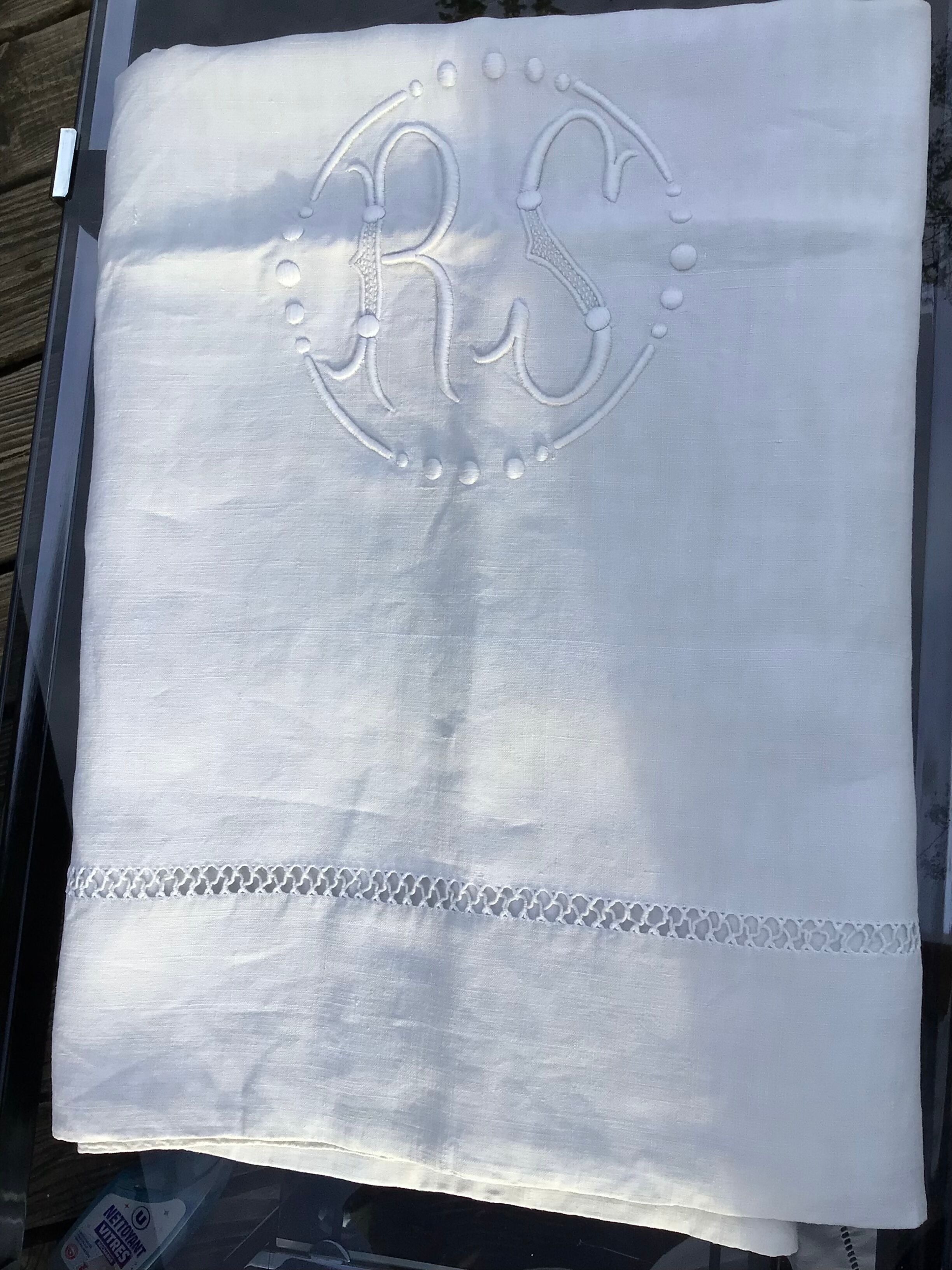 Cloth 2 places embroidered linen RS in a twisted day round