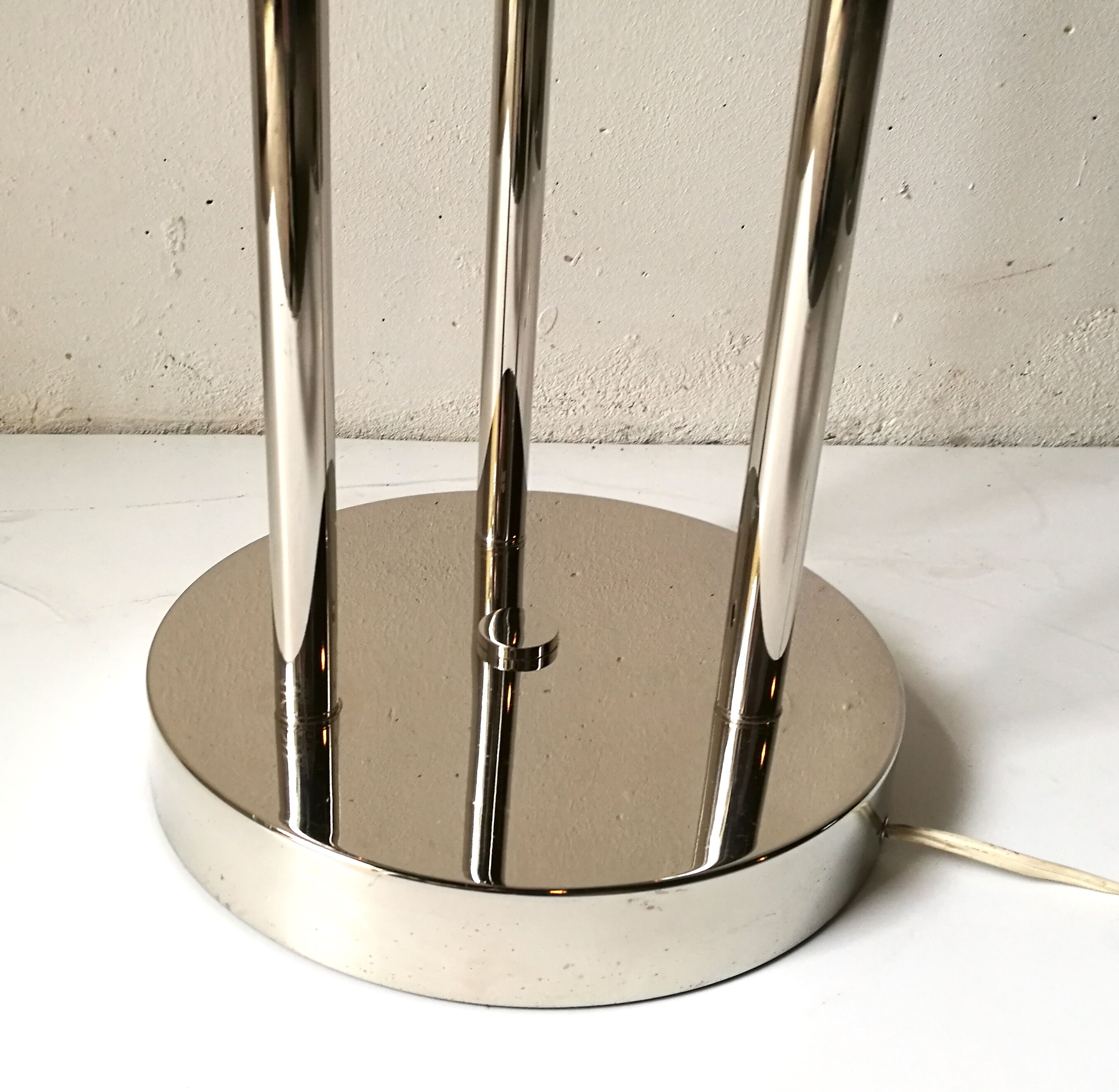Lampadaire années 70 chromé 3 boules opalines blanche