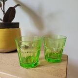 Deux verres à eau vert fluo