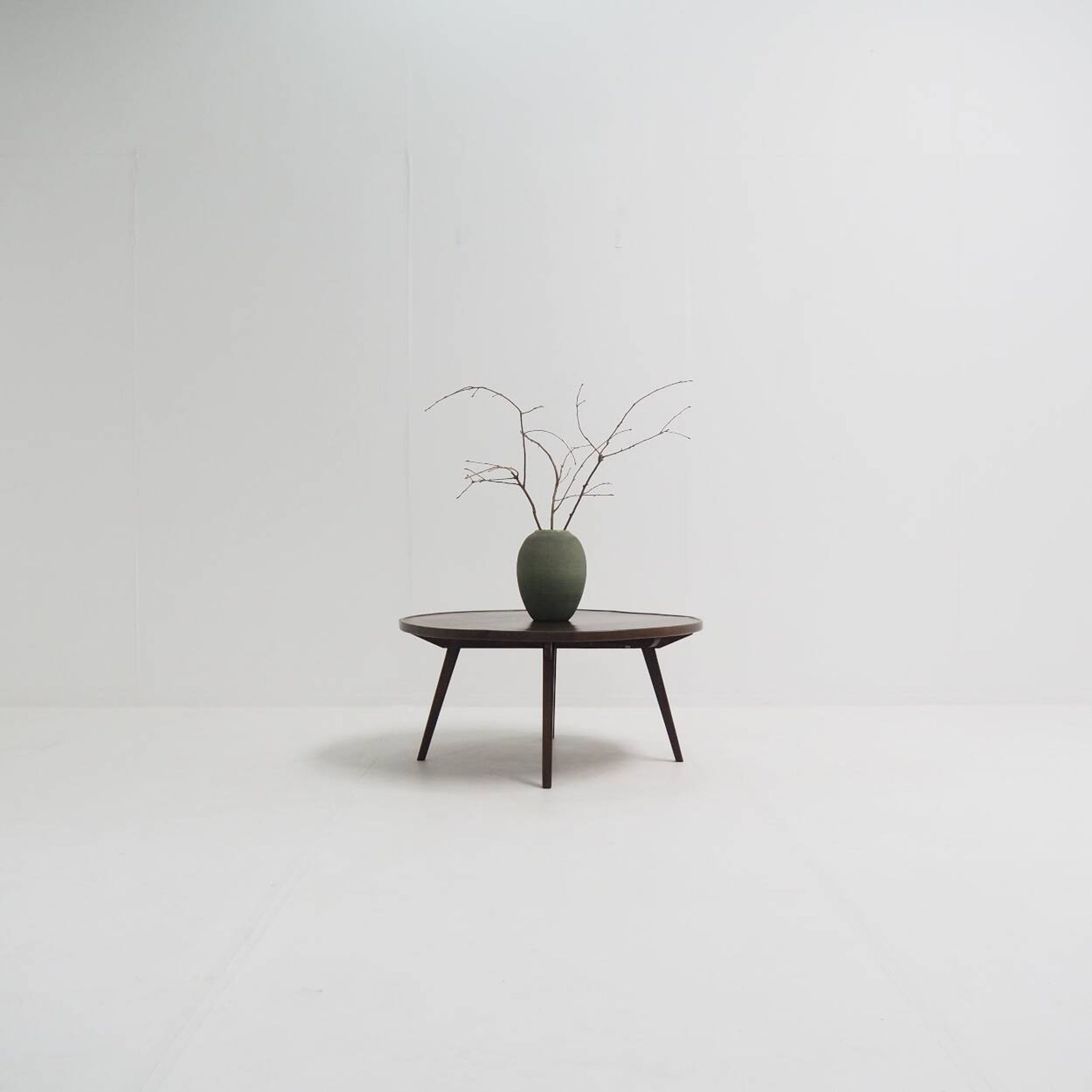 Table basse rurale à l'architecture contemporaine, bois de wengé massif