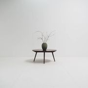 Table basse rurale à l'architecture contemporaine, bois de wengé massif